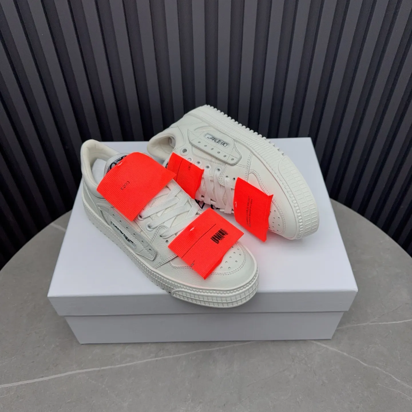 Men's shoes💰680 OFF WHITE ⚡️Couple style⚡️The latest spring style street casual shoes, released with the highest quality version on the market👊Series original mold opening, original lasting, production technology 1:1 original version➰🔜The best choice for more and more celebrities and Internet celebrities🔸In the classics Changes in the code🔸Innovate in the trend🔸Strive to break away from the shackles of bad street design🔝Although he is not the originator of fashion design, he is definitely a shining dark horse in avant-garde design🐴🆙Do not follow the trend🔅Not universal beauty🔅 Fabric💯First-layer cowhide Lining💯Imported skin-friendly and environmentally friendly polyester mesh Foot pads💯Original molded high-elastic environmentally friendly molding pads Midsole💯Made with original last-last technology Outsole💯Rubber outsole Packaging💯Official website synchronizes full set of packaging (brand wrapping paper, brand certificate, brand cloth bag) Code numbers 35-44, 45 46 Customized